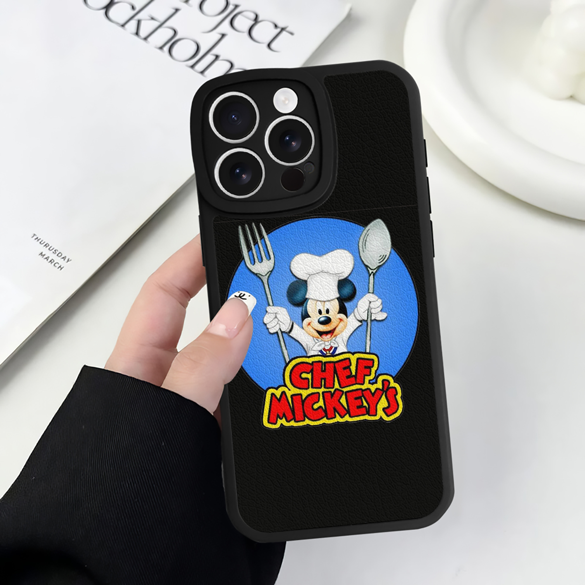 （画像用） ミッキーマウス Mickey Mouse 【iPhone 16シリーズ対応】シリコンスマホケース（レザー調） 材質：シリコン